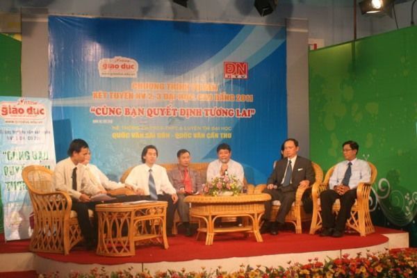 Tư vấn tuyển sinh trên HTV9